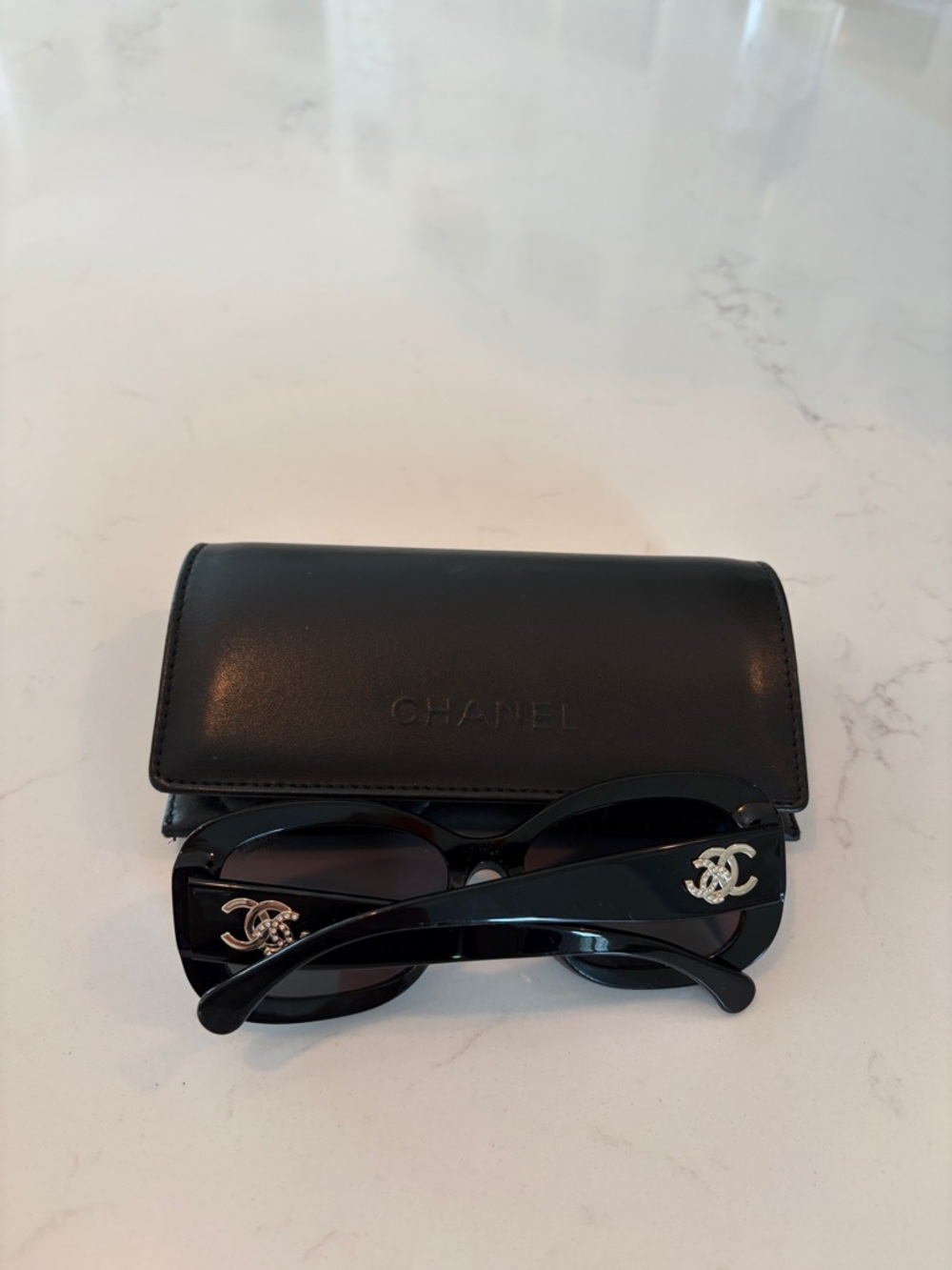 CHANEL Black Glossy Oversized Round-Edge Sunglasses - Picture 2 of 5